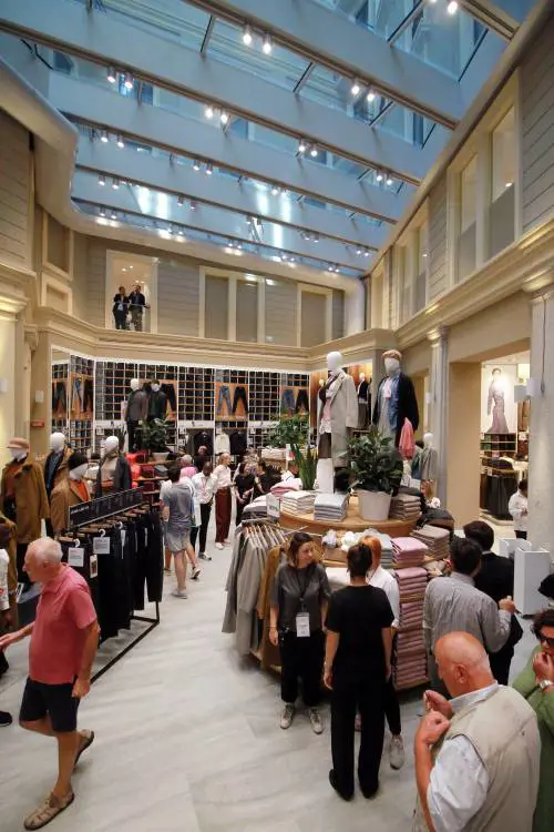Noi, popolo di Uniqlo uniti dallo shopping che è diventato rituale