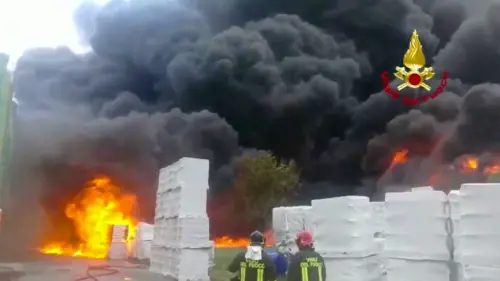Avellino, vasto incendio dopo esplosione: stato d'emergenza