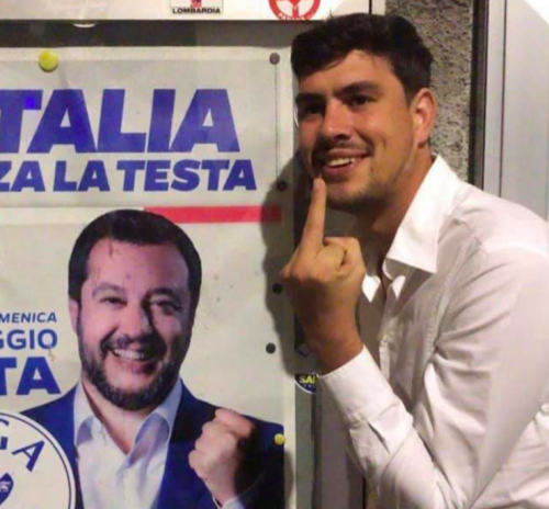 Assessore del Pd mostra il dito medio a Salvini