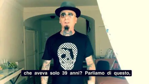 J-Ax si sfoga sui social: “Un mio fan è morto mentre lavorava, basta str…”