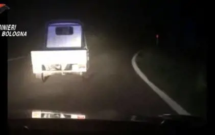 Tenta di seminare militari a bordo della sua Apecar: alcol 5 volte oltre il limite