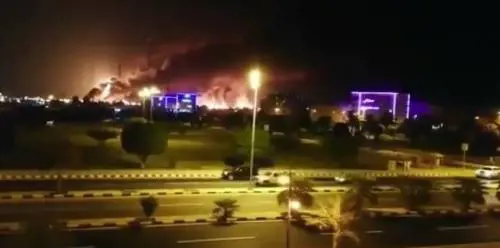 Arabia Saudita, gli Houthi attaccano due impianti Aramco