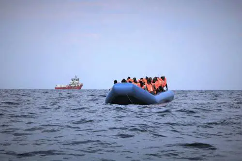 La Ocean Viking a Lampedusa: l'Italia si fa carico di 24 immigrati
