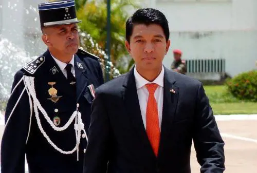 Non solo turismo: l'ex dj fa il premier e ora sfida Macron sulle isole Sparse