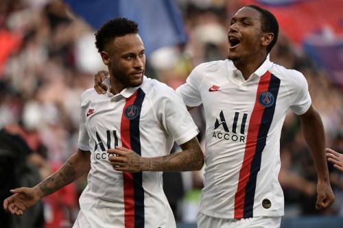 Neymar regala la vittoria al Psg ma il pubblico lo insulta: "Figlio di..."