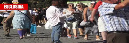 Insulti e offese ai vigili: l'assedio degli abusivi ai monumenti della Capitale