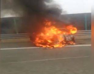 Auto in fiamme dopo scontro sulla Torino-Pinerolo: morti padre e figlia