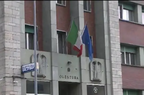 Straniero tempesta di colpi la compagna: intervengono passanti