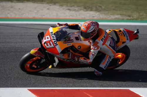 Motogp, Misano: Marquez beffa Quartararo nel finale. Quarto posto per Rossi