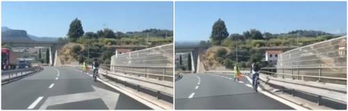 Migrante sorpreso sull'Autostrada in bicicletta nell'Imperiese: il video è virale