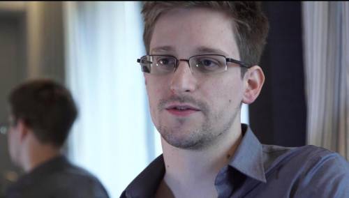 Edward Snowden chiede asilo politico a Macron