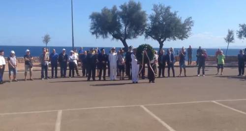 Porto Torres, sindaco M5s in bermuda alla cerimonia per i Caduti: divampa la polemica