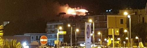 I fuochi d’artificio di un ristorante napoletano incendiano due ettari di bosco