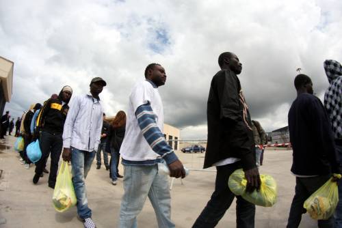 Lampedusa è già al collasso. Il Viminale sposta i migranti