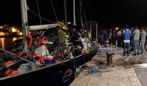 Donne violentate e uomini ridotti alla fame: gli orrori dei trafficanti di migranti