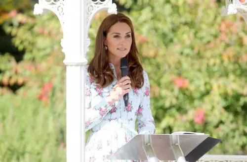 Kate Middleton circondata dai bimbi: foto