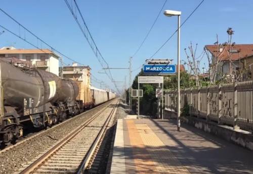 Aggressione sul treno, vigilante preso a sputi e spinte da stranieri