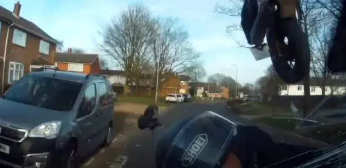 Guida moto da ubriaco: il terribile incidente ripreso in diretta