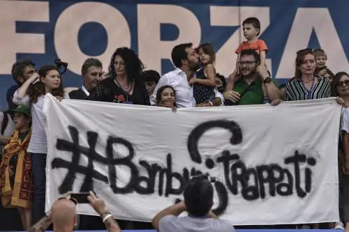 La bimba sul palco a Pontida, l'ultimo pretesto dei dem per attaccare Salvini