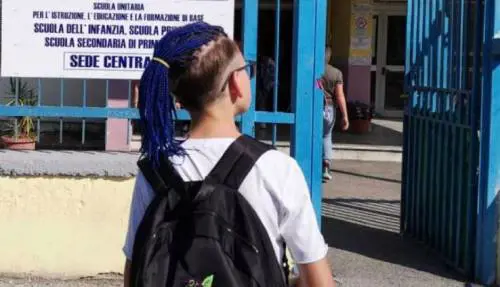 Le treccine blu e quei genitori da cartellino rosso