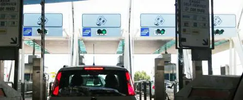 Allunga 50 euro ai poliziotti per evitare le sanzioni. Ma finisce male