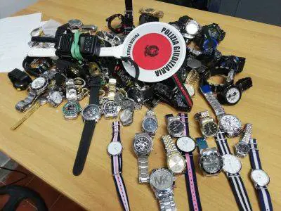 Pizzicato a vendere orologi falsi