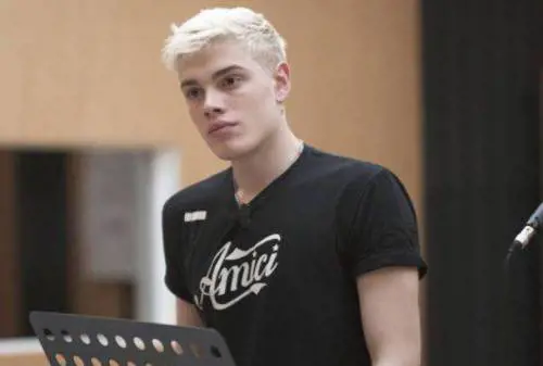 Biondo vittima di un incidente: l'artista mostra il dito sanguinante