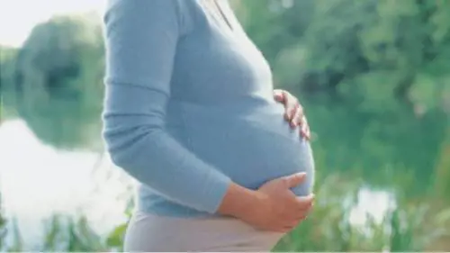 Insultata mentre partorisce: il racconto choc
