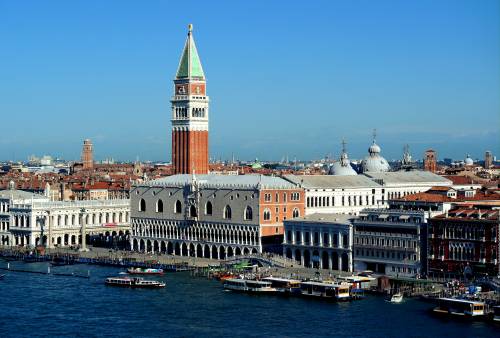 Turisti fanno bagno nudi a Venezia: scatta la maxi multa