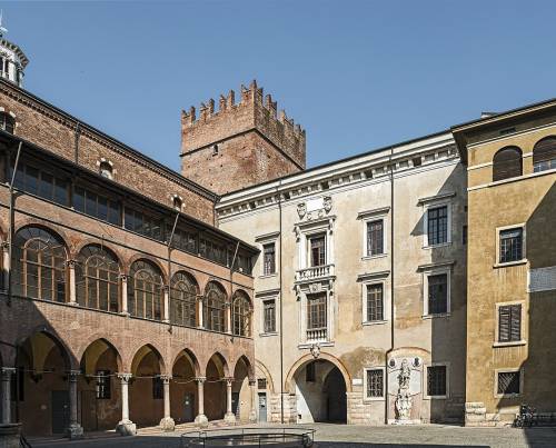 Verona, romeno ubriaco attacca agenti che lo aiutano: subito libero