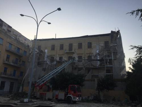 Tragedia sfiorata ad Agrigento: crolla il cornicione di un palazzo danneggiando l'area sottostante