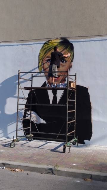Taranto, spunta tra i palazzi il murale di Nadia Toffa