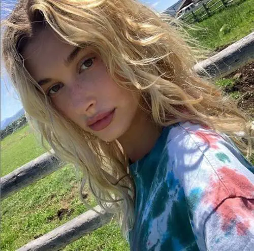 Hailey Baldwin si sente inferiore a Kendall Jenner e alle sorelle Hadid