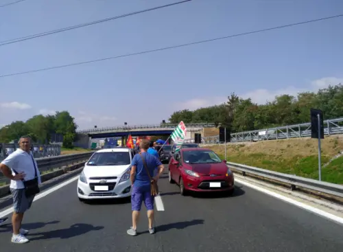 Whirlpool, protestano gli operai di Napoli