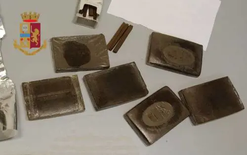 Marocchino scoperto a Napoli con oltre mezzo chilo di hashish