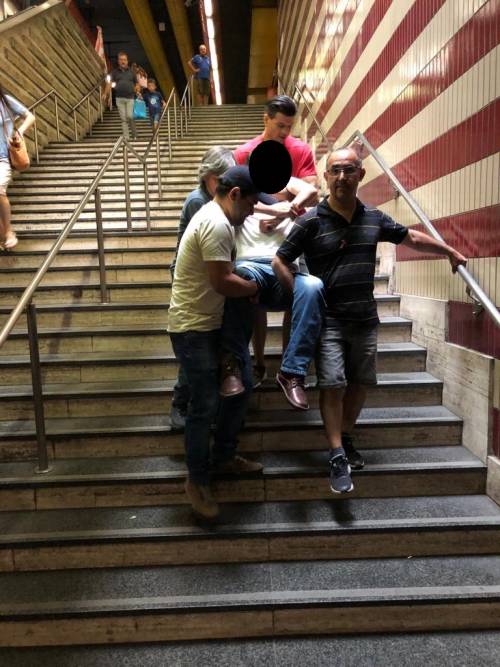 Roma, l'ascensore è rotto: disabile portato a spalla nella metro