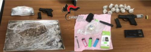 Nascondeva pistola e droga in casa: arrestata 47enne napoletana incensurata