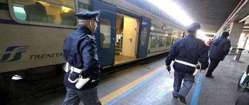 Si masturba e palpeggia una ragazza in treno: arrestato romeno a Napoli
