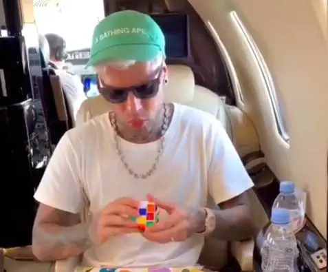 Fedez divorzia dalla Ferragni per Gigi Hadid: ma è solo uno scherzo