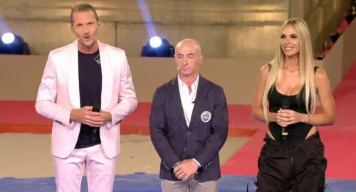 Eurogames, il look di Ilary Blasi scatena il web: "Si è accorta dove ha i pantaloni?" 
