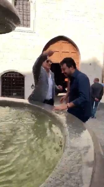 Salvini in visita a Gubbio prende la patente "da matto"