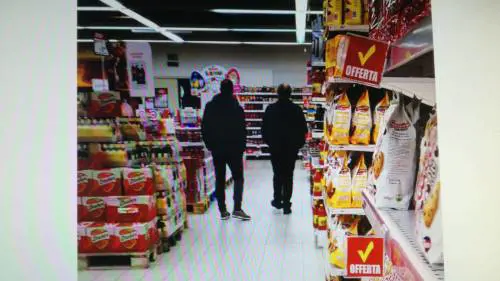 I cantonieri "beccati" a fare shopping