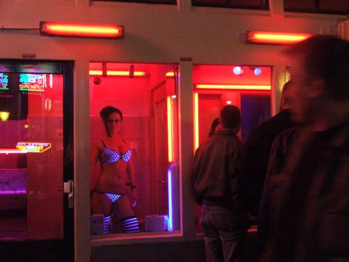 Toscana, prostitute in vetrina per rilanciare il turismo. Proposta choc in consiglio regionale