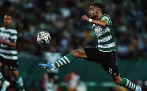 Bruno Fernandes furibondo: viene espulso e spacca due porte degli spogliatoi