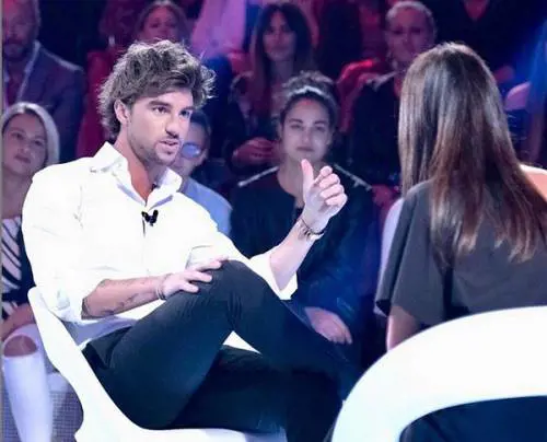Andrea Damante ha una nuova fidanzata? Una misteriosa mora a casa sua