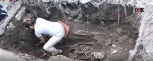 Lo scheletro umano rinvenuto durante uno scavo in piazzale Ostiense