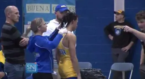Wrestling, sospeso per due anni un arbitro: costrinse un 16enne a tagliarsi i dread