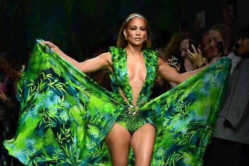 Passerella hot per Jennifer Lopez. A 50 anni incanta la Milano Fashion Week 