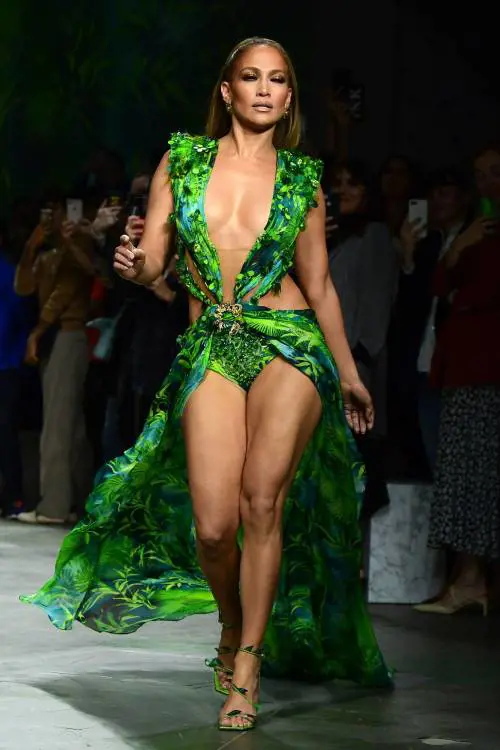 Una sfilata hot per Jennifer Lopez 