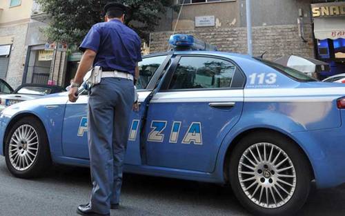 Roma, rom finge di fermarsi all'alt della polizia ma poi investe l'agente